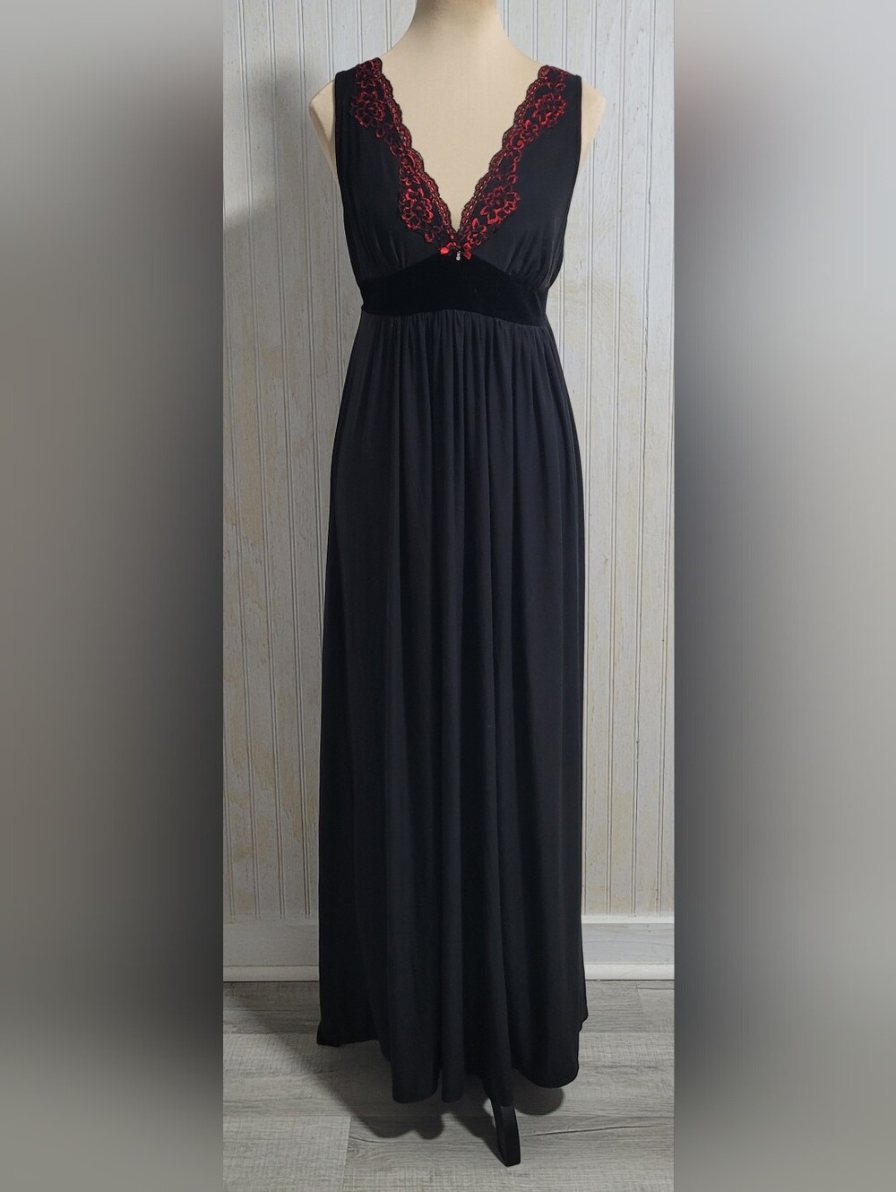 In Bloom by Jonquil Black Red Lace Trim Maxi Nightgown Size Medium EUC